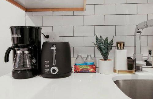 Studio Apt with Laundry, Near Shops! - Montrose Studio rep - Photo 10