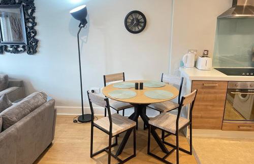 Central 1BR Flat for up to 4 - Lift Access - Photo 17