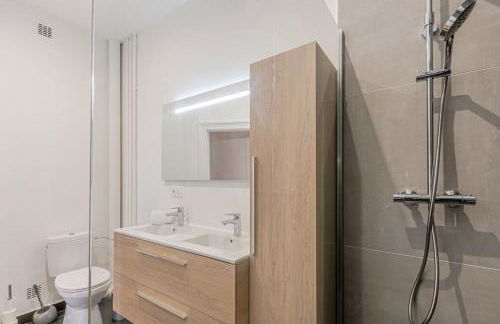 Plumeria - Grand Appartement 75m2 - Au calme avec Jardin - Idéal Famille ou Groupe de Travailleurs - Parking Public Gratuit - 2 Chambres - 4 Lits séparés - Foto 20