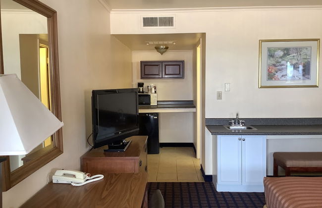 Silver Spur Vintage Inn & Suites - Photo 37