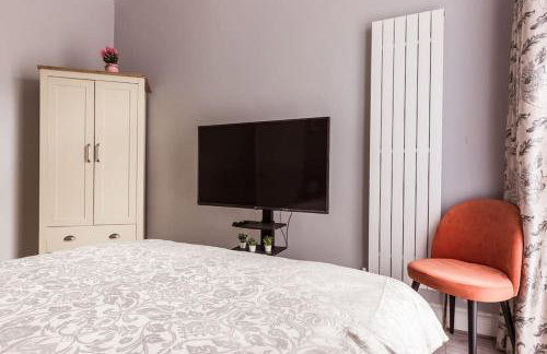 4 bedroom house, 2 Min Walk From Station - Photo 24