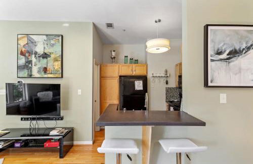 Warehouse District Modern Condo with Private Garage - Foto 16