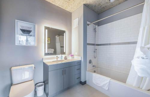 Freshly Minted 2BR - Elegance & Comfort in Central Chicago - Photo 31