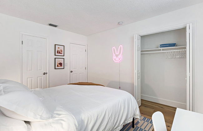 Stylish 2 BR Condo - Free Parking on Premises - Photo 6