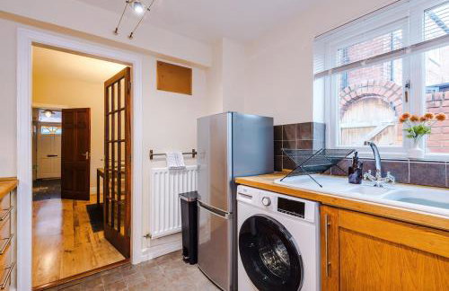 Cosy 3-Bed, Sleeps 5, Free Parking, Long and Short Stays - Photo 20