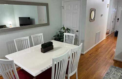 The White Door 2-bedroom townhouse near VT & RU - Foto 5