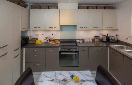 Modern 2 Bed House with Parking and Garden - Photo 2