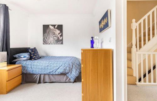 Modern 3 bedroom home *EVcharging* Garden, Parking - Photo 12