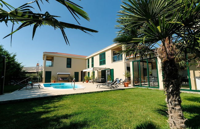 Luxury Villa With Heated Pool, Terrace, and Outdoor Amenities for Relaxation - Foto 56