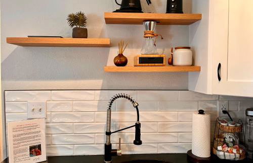 Modern & Cozy on Private Lane, Minutes to Airport - Foto 2