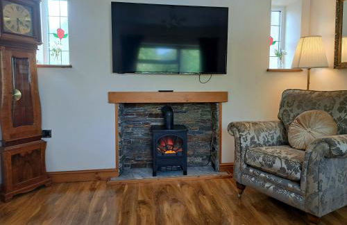 Rose Cottage Trecynon Traditional 2 bed cottage Zip World Beacons Bike - Photo 1