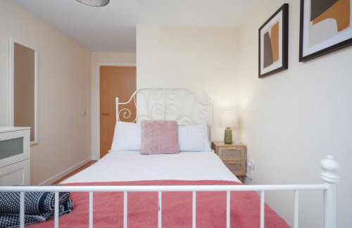 2BR Apartment with Parking Near Southside and Queens Park - Foto 4