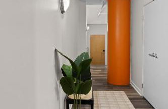 Indy Urban Nest - Sleeps 8 - Skywalk Access - Convention Center - Stadium - Foto 23