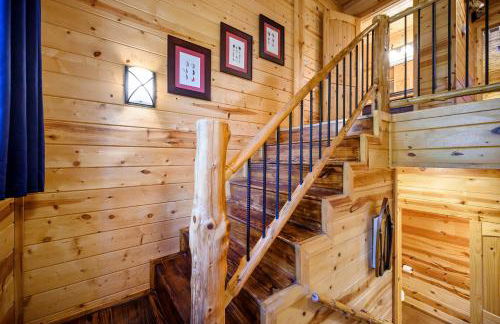 Hickory Bear - Cabin surrounded by pines, Sleeps 10, Hot Tub, Fire Pit, Arcade, Foosball Table & Deck Slide - Photo 38