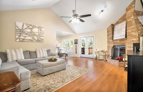 Relaxing Backyard with Fire Pit and Near Parks - Foto 1