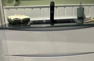 Park View is a beautiful whole entire house close to town centre, sleeps 8 in 4 rooms, 2 doubles and 4 single beds with 2 shower rooms, available for holidays, insurance stays, trades people, contractors, pets welcome - Foto 18