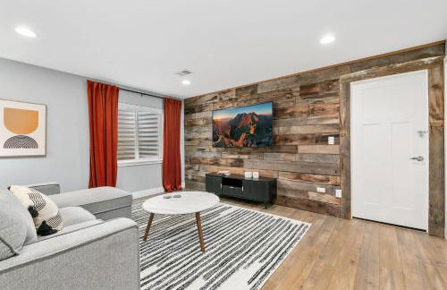 Contemporary Gem - Rooftop Deck & Private Hot Tub! - Foto 40