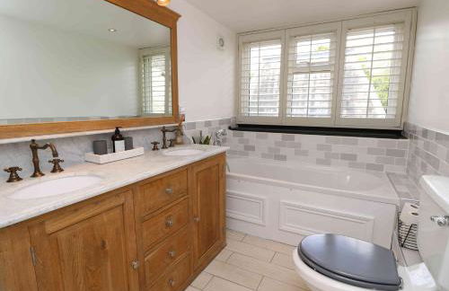 Perfect Retreat in Luxury & Historical Manor House - Photo 13