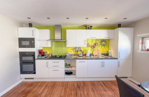 Marina View Apartment with Balcony & Sea Views - Foto 12