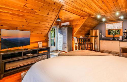 Couples Carriage House Retreat-Wineries & Hiking - Foto 9