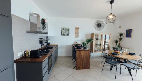 Luxury Apartment - Photo 2, stove
