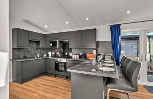 Finest Retreats - Silverwood Deluxe Chalet - Photo 8