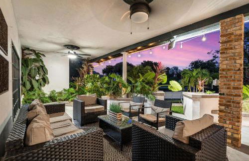 8BR Gem With Pool, Lake View & Tons of Amenities! - Foto 8