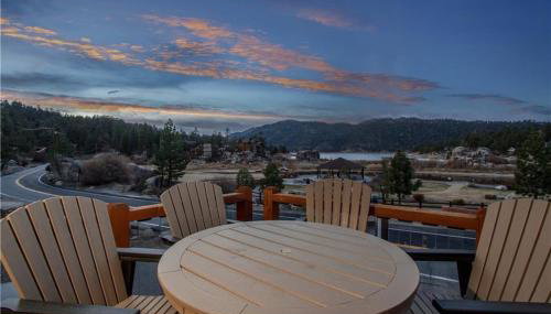 Boulder Bay Chalet Lakefront - Elegantly decorated with Hot Tub and Game Room! - Foto 5