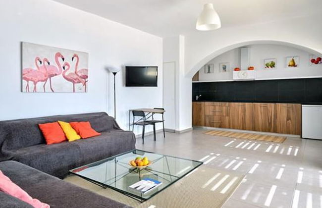 Stunning Villa With Panoramic View - Photo 13