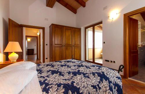 Elegant 4-Bedroom Villa with Private Pool and Amazing Sea Views - Photo 17