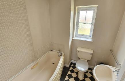 Quiet 3 bed semi with off street parking - Foto 51