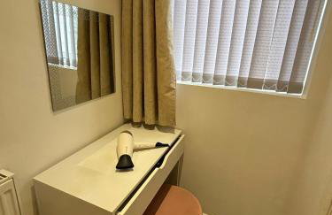 Stylish one bed apartment with off road parking - Photo 6