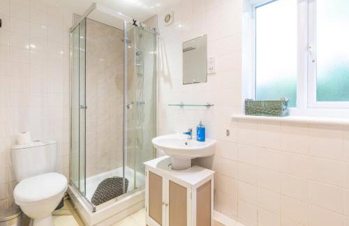 The Vogue Stay, 3 Bedrooms, 2 bathrooms, Ideal for JR & Oxford Hospitals, FREE CarPark, Conveniently located for Ring Road access, 2 miles from Oxford City Centre easy car & bus route - Foto 53