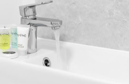 Modern 2 Bed Apartment - Parking - Smart TV - Fast Wi-Fi 27CR - Foto 39