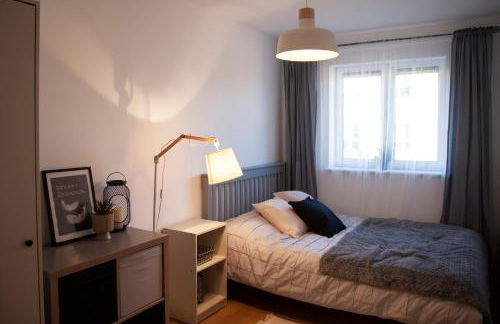 Modern 2 bed Apartment- Town Centre - Photo 11