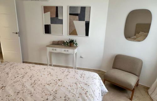 Modern beachfront apartment 2 Bdrm , incredible views - Photo 10