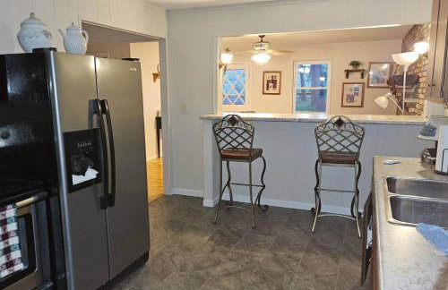 Fire Pit Cabin Retreat - Sleeps 6 - 1hr from STL - Foto 8