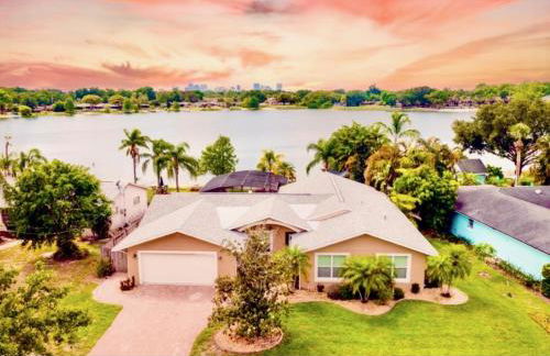 Lakefront and Pool 4bed Orlando House Near Downtown 20 minutes from Attractions - Foto 1