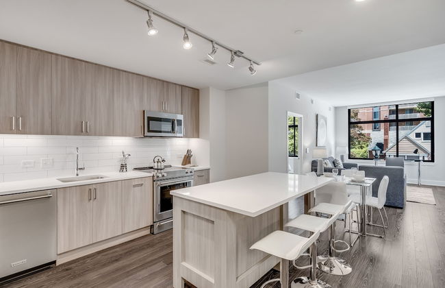 Global Luxury Suites at Bethesda Metro - Photo 12