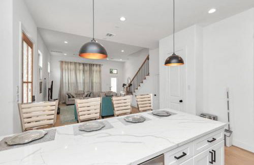 Tranquil Downtown Escape with Backyard - Photo 46