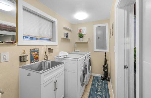 Stunning Gem Home w Heated Salt Pool & Game Room - Foto 70