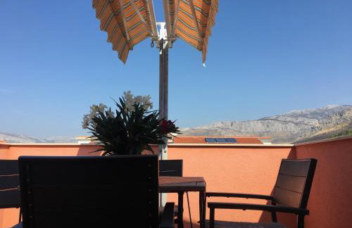 Modern Red & Blue Apartment - Photo 31