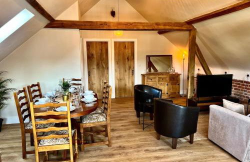 Cosy Hampshire Barn Getaway, Large garden alongside a stunning river - Fire Pit, BBQ, Outdoor seating - Country walks & Pubs - Foto 9