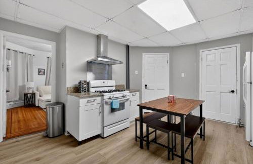 Spacious 2Br home in Malden with AC & heat - Photo 6