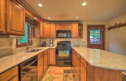 Waterfront New England House on Wickaboag Lake! - Foto 7
