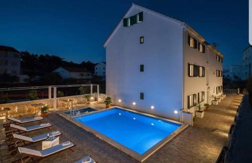 La Perla Apartments - Photo 1