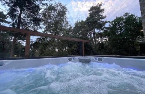 Luxury Villa - Hot Tub - Exclusive Offers - Amar Luxury Stays - Photo 4