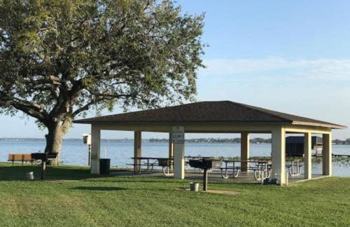 Beautiful Home across the street from Lake June! - Foto 28