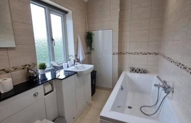 Comfy stays, Rotherham for contractors & Families, spacious, conservatory, free parking, wifi, 3BDR - Foto 28