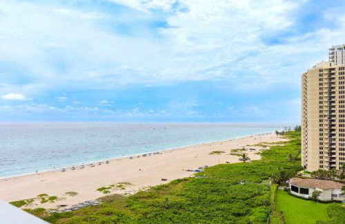 Ocean Views and Pool Access Riviera Beach Condo! - Foto 22